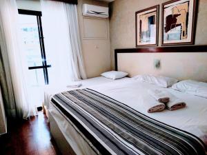 um quarto com uma cama com toalhas em Condomínio Metropolitan Brasília em Brasília
