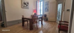 - une salle à manger avec une table et des chaises dans l'établissement Le St Amour Élégant 2 chambres *Wifi/Super Centre*, à Besançon