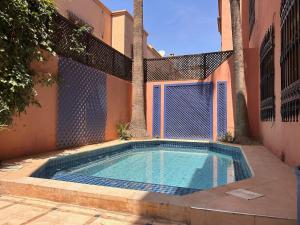 Villa Targa Piscine 10 minutes du centre في مراكش: مسبح في ساحة البيت