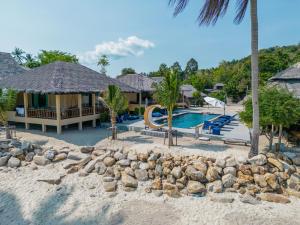 Bazén v ubytování Absolute Beachfront Villas nebo v jeho okolí