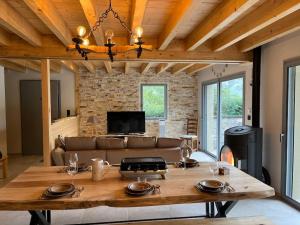 TV a/nebo společenská místnost v ubytování Le chalet de Catarrabes
