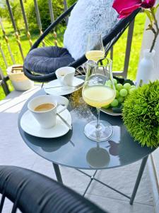 a table with a glass of wine and a cup of coffee at Ferienhaus Biograci in Široki Brijeg