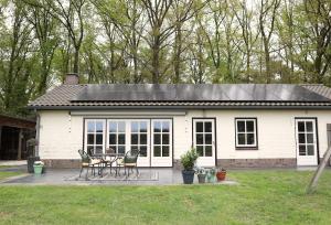 a house with a solar roof on a patio at Guesthouse 't Oeyenbos in Knegsel