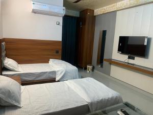 Кровать или кровати в номере Haveli Hotel & Restaurant