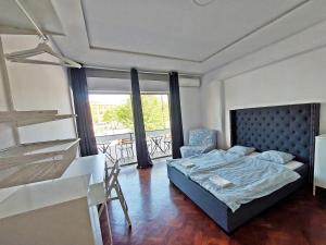 1 dormitorio con 1 cama y balcón en Obrigado Lisboa, en Lisboa