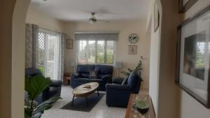 אזור ישיבה ב-Villa Best Holiday- breathtaking sea views, amazing garden, private pool, BBQ, next to CORAL BAY, Lower Peyia, Paphos