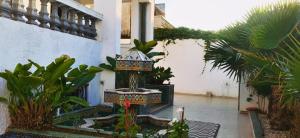 un jardín con una casa de aves en un patio en villa sable et émeraude - Tamaris, en Casablanca