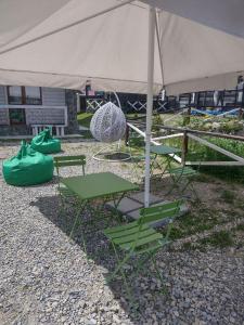 un gruppo di sedie e tavoli sotto una tenda di Whiteberry Studio a Bukovel