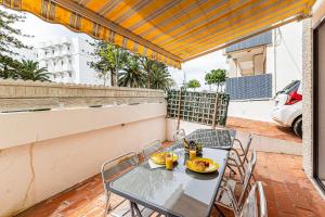 d'une terrasse avec une table et des chaises sur un balcon. dans l'établissement By The Sea Algarve Golden Properties, à Armação de Pêra