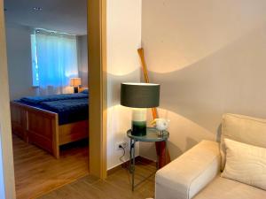 1 dormitorio con 1 cama y 1 mesa con lámpara en Fischerhaus Usedom, en Kamminke