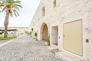 een gebouw met een grote deur aan de zijkant bij Convento das Bernardas by MY CHOICE in Tavira