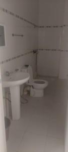 un bagno bianco con un water e un lavandino di Villa a saidia a Saïdia Altre 9 foto