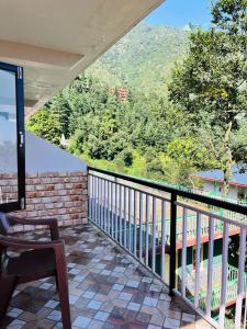 En balkon eller terrasse på Hope - The Mountain BnB, Dharamkot