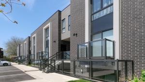 une rangée de maisons avec balcon en verre dans une rue dans l'établissement Luxury Suite 4mins To Falls, à Niagara Falls