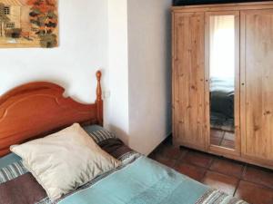 Ένα ή περισσότερα κρεβάτια σε δωμάτιο στο One bedroom apartement with furnished terrace and wifi at Tolva