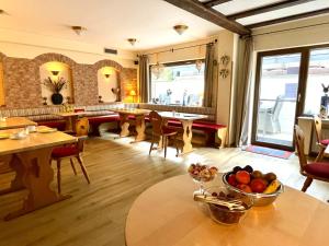 a restaurant with tables and chairs and aasteryasteryasteryasteryasteryasteryasteryastery at Apartment bei Stenze inklusive kostenlosem regionalem Nahverkehr in Senheim