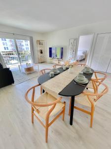 Χώρος καθιστικού στο 1BR with Kitchen Close To Sunny Isles Beach
