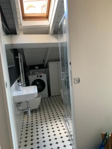 een badkamer met een wastafel en een toilet bij Via Pia 29-7 in Savona