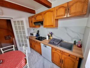 Η κουζίνα ή μικρή κουζίνα στο Grande maison de vacances chez Jo et Maria