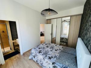a bedroom with a bed in a room at Joyau rare port de Nice in Nice