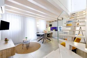 ein Wohnzimmer mit Tisch und Stühlen und ein Esszimmer in der Unterkunft Casinhas da Praia in Vila Praia de Âncora