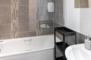 ein Badezimmer mit einer Badewanne und einem Waschbecken in der Unterkunft Host & Stay - Anfield Hideaway in Liverpool