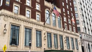 un edificio con una bandera americana encima en Roomza Inner Harbor at Lord Baltimore en Baltimore