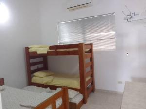 Pokój z 2 łóżkami piętrowymi i oknem w obiekcie Casa Nahomy w mieście Chichiriviche