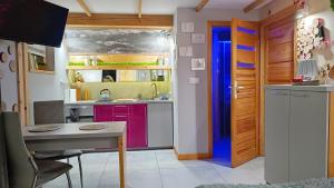 Kuchyň nebo kuchyňský kout v ubytování Lux Houses w DOMKU tylko DWA APARTAMENTYz jacuzzi zewnętrznym