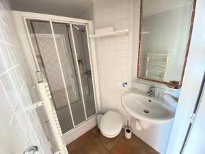 a bathroom with a shower and a toilet and a sink at T3 vue mer exceptionnelle au domaine Frégate Bandol in Saint-Cyr-sur-Mer
