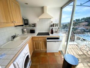 Η κουζίνα ή μικρή κουζίνα στο T3 vue mer exceptionnelle au domaine Frégate Bandol