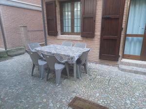 einen Tisch und Stühle auf einer Terrasse in der Unterkunft DAM Home in Modena