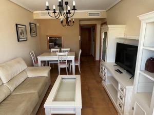 een woonkamer met een bank en een tafel bij Aquamarina - Serviden in Denia