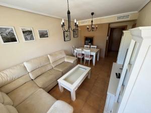 een woonkamer met een bank en een tafel bij Aquamarina - Serviden in Denia