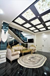 - un salon avec un canapé et une table dans l'établissement Next Hotel Samarkand, à Samarcande