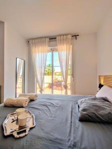 ein Schlafzimmer mit einem Bett und einem Tablett mit Essen drauf in der Unterkunft Ático 3 dormitorios in Vera