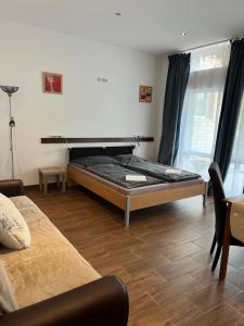 ミシュコルツ・タポルツァにあるVillamericaのベッドルーム1室(ベッド1台付)