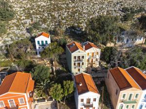 una vista aérea de una casa con techos naranjas en Marilena en Meyisti