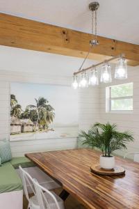 クリアウォーター・ビーチにあるStarfish Beach Houseのダイニングルーム(鉢植えの植物のある木製テーブル付)