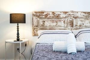 una camera con letto con testata e lampada di BLife Galya private rooms a Faro