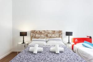 una camera con un grande letto con due lampade di BLife Galya private rooms a Faro