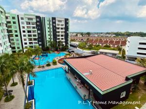 een uitzicht over een zwembad in een resort bij Modern Poolview Suite Ipoh Waterpark Netflix Free carpark in Ipoh
