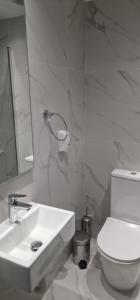 Koupelna v ubytování Y & P LATCHI HOTEL