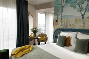 Una cama o camas en una habitación de Hotel D Bulle - La Gruyère