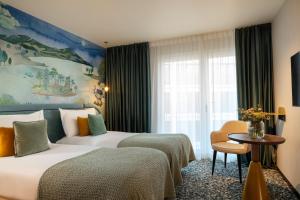 Una cama o camas en una habitación de Hotel D Bulle - La Gruyère