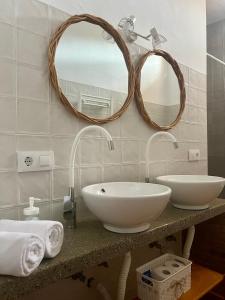 Baño con 2 lavabos y espejo en Casa Rural Caballeriza en Hinojares