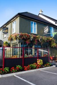 un edificio con dei fiori sul lato di The Huntsman Inn a Galway