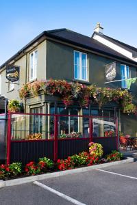 een gebouw met bloemen aan de zijkant bij The Huntsman Inn in Galway