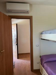 um quarto com um beliche e uma porta para um quarto em Casa Vacanze Muzzicato em Partinico