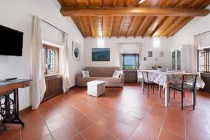 ein Wohnzimmer mit einem Tisch und einem Sofa in der Unterkunft Bardolino Paerno Bilocale in Bardolino